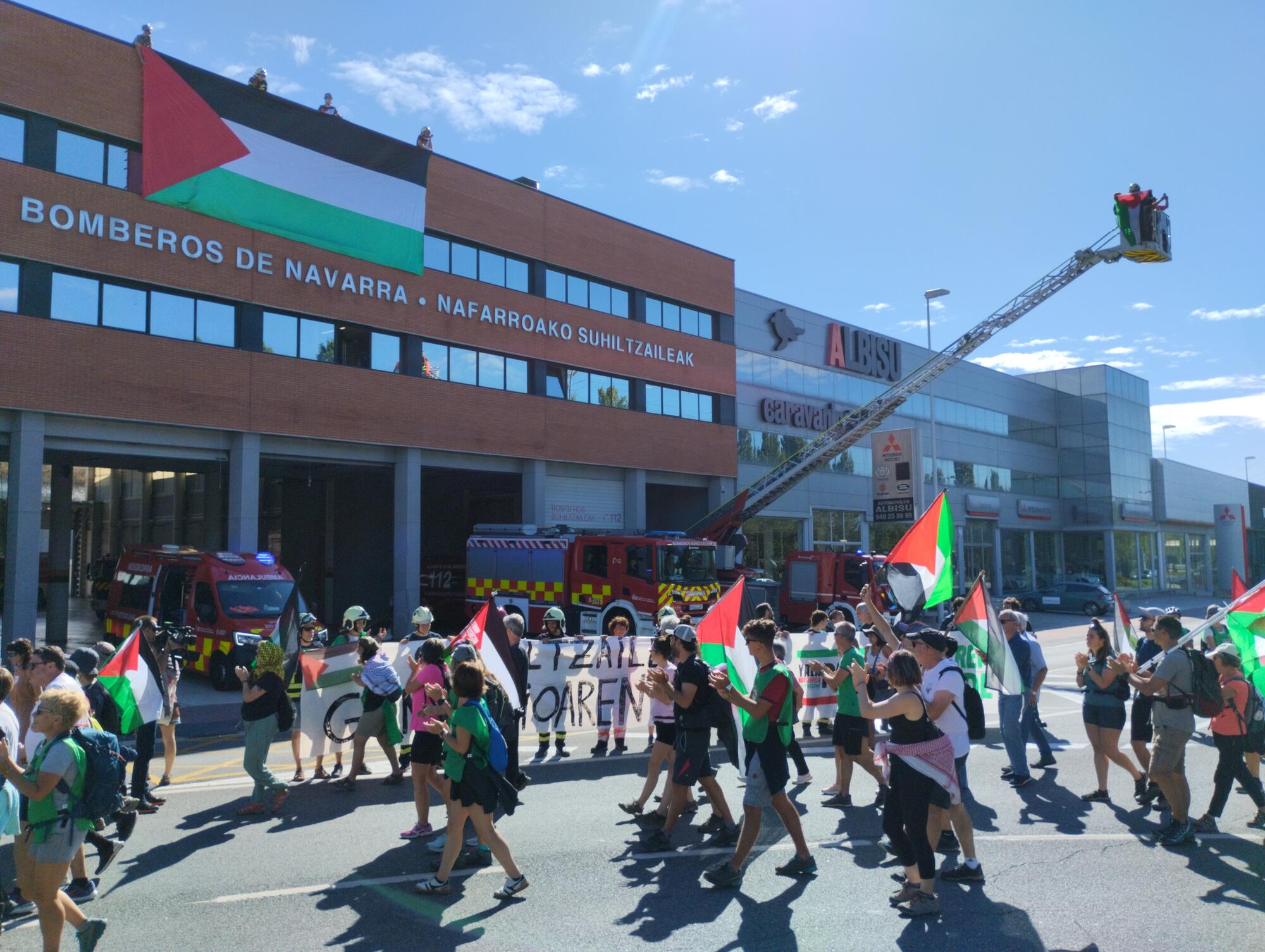 Apoyo de Bomberos de Navarra a la marcha Ibaitik Itsasora
